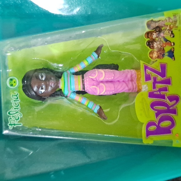 Mini Bratz Series 3 Formal Funk Felicia & Cloe - Picture 8 of 9